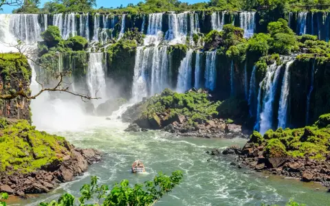 Imponerande vattenfall i Iguazú, Argentina. En båt närmar sig de brusande fallen, en del av fakta om Argentina.