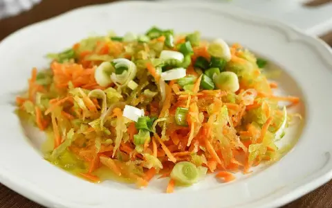 En fräsch, rivig morotssallad med salladslök, perfekt som en snabb sallad till middagen.