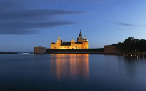 Kalmar slott lyser upp natten, en magisk syn som ger oförglömliga upplevelser i Kalmar.