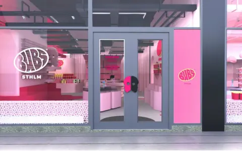 En rosa och vit butiksfasad för Bubs Stockholm. En stor oval logotyp med texten "BUBS STHLM" syns på skyltfönstret.