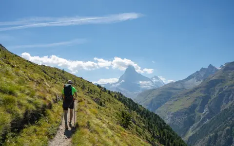 Vandrare på en bergstig med Matterhorn i bakgrunden, en del av en episk haute route.