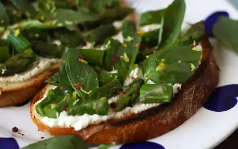 Krispiga bruschettaskivor med krämig ost, sparris och färsk basilika. Ett perfekt italiensk bruschetta recept för sommaren.