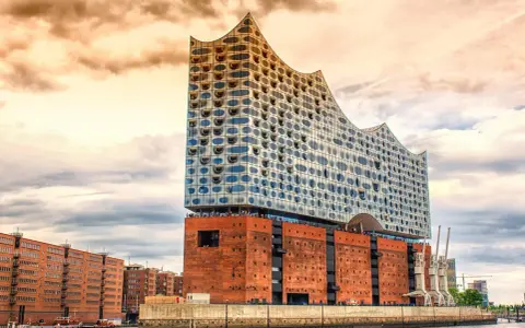 Elbphilharmonie, ett ikoniskt konserthus i Hamburg, reser sig mot en dramatisk himmel.