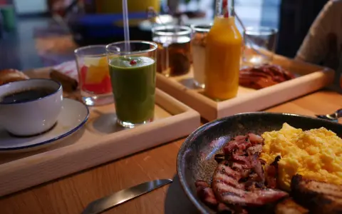 En härlig hobo hotell frukost med äggröra, bacon, kaffe och juice.