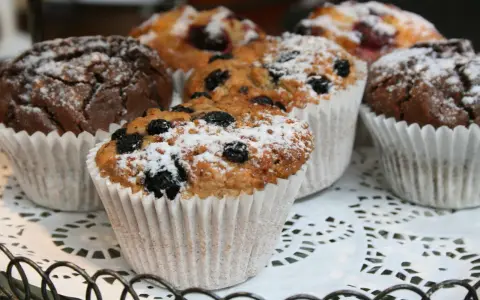 Fluffiga matmuffins med blåbär och choklad, pudrade med florsocker. En härlig frukost eller fika!