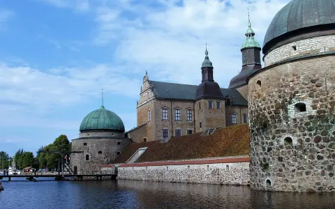 Imponerande slott med kupoler och vallgrav. En perfekt plats att besöka Vadstena för en historisk upplevelse.