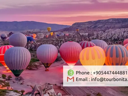 Färgglada luftballonger svävar över Cappadocias unika landskap i Turkiet vid soluppgången. En magisk luftballong turkiet upplevelse.