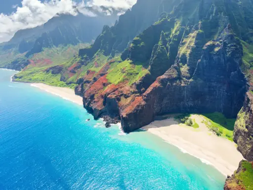 Fakta om Hawaii: Dramatiska gröna berg möter turkost hav och vita stränder längs Na Pali Coast på Kauai.