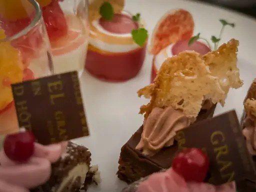 Delikatesser från afternoon tea på Grand Hotel. Små bakelser med frukt, choklad och grädde.