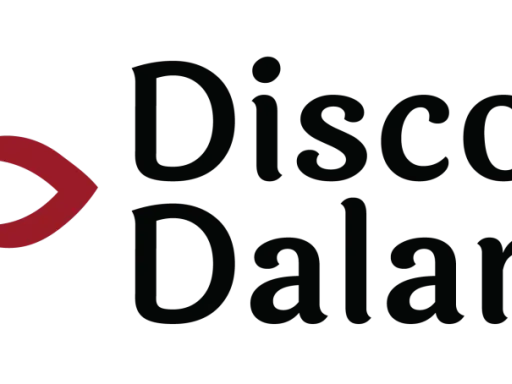 Logotyp med texten "Discover Dalarna" och en stiliserad blomma i rött och blått. Perfekt för att hitta aktiviteter i Dalarna.
