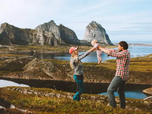 Familj njuter av vackra vyer och skapar minnen under sina upplevelser i Norge.