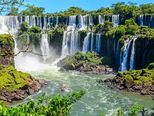 Imponerande vattenfall i Iguazú, Argentina. En båt närmar sig de brusande fallen, en del av fakta om Argentina.