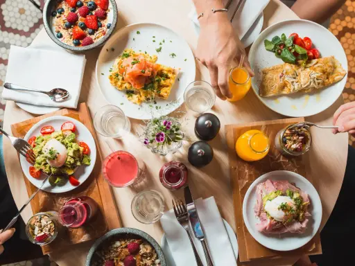 En härlig frukost i Stockholm med ägg, lax, avokadotoast, granola och juice.