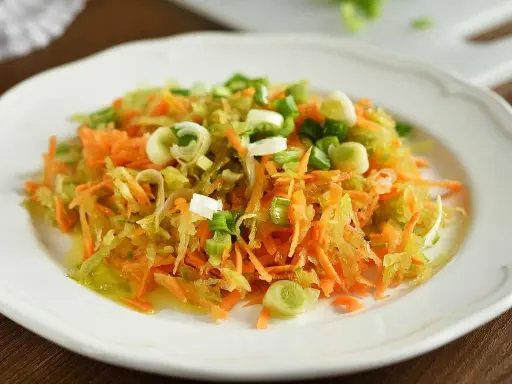En fräsch, rivig morotssallad med salladslök, perfekt som en snabb sallad till middagen.