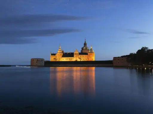 Kalmar slott lyser upp natten, en magisk syn som ger oförglömliga upplevelser i Kalmar.