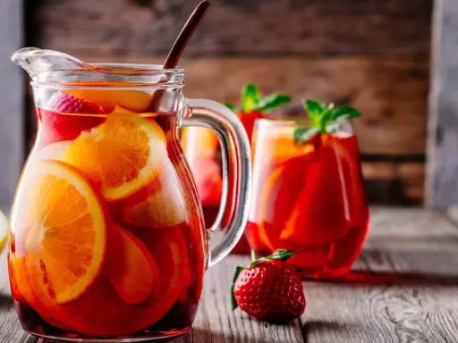 En karaff med fruktig sangria, perfekt för en varm sommardag. Detta är ett klassiskt sangria recept original.