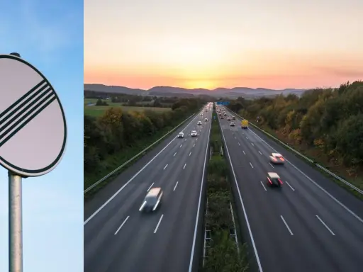 Slut på hastighetsbegränsning på en tysk autobahn skylt. Solnedgång över motorvägen med bilar som kör.