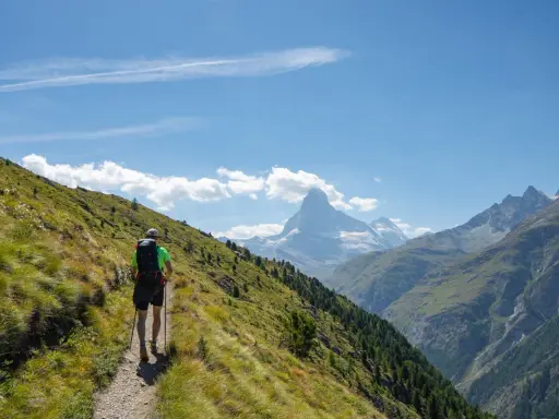 Vandrare på en bergstig med Matterhorn i bakgrunden, en del av en episk haute route.