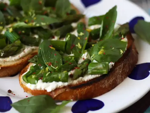 Krispiga bruschettaskivor med krämig ost, sparris och färsk basilika. Ett perfekt italiensk bruschetta recept för sommaren.