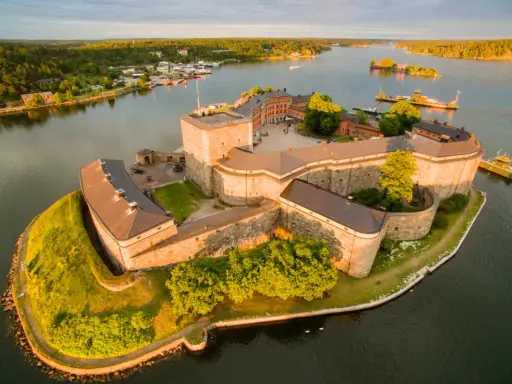 Vaxholms kastell, en av de fina platserna i Stockholm, badar i solljus vid vattnet.