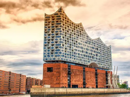 Elbphilharmonie, ett ikoniskt konserthus i Hamburg, reser sig mot en dramatisk himmel.