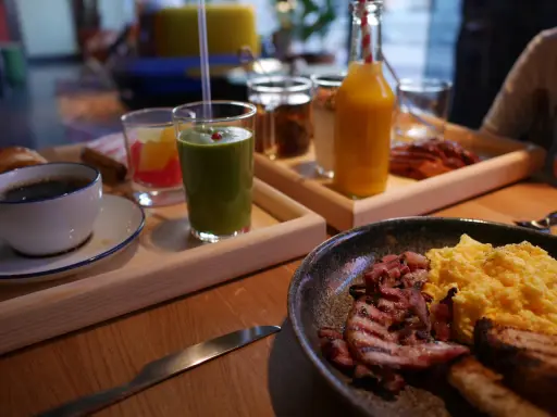 En härlig hobo hotell frukost med äggröra, bacon, kaffe och juice.