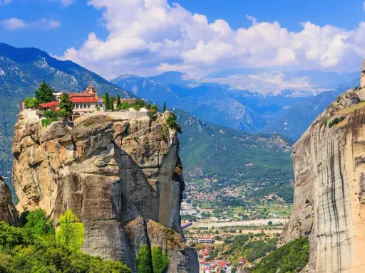 Ett kloster tronar på en klipptopp i Meteora, Grekland. En dröm för en weekend i Europa med hisnande vyer.
