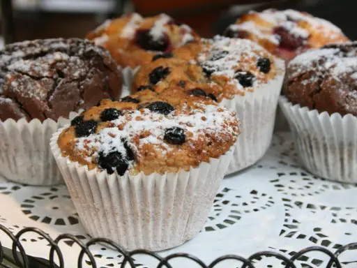Fluffiga matmuffins med blåbär och choklad, pudrade med florsocker. En härlig frukost eller fika!