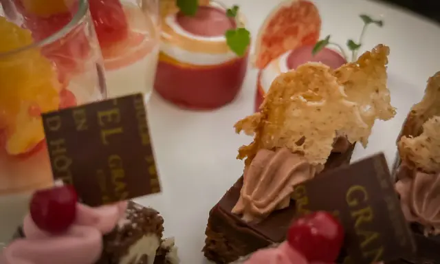 Delikatesser från afternoon tea på Grand Hotel. Små bakelser med frukt, choklad och grädde.