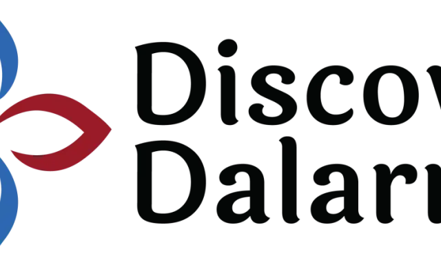 Logotyp med texten "Discover Dalarna" och en stiliserad blomma i rött och blått. Perfekt för att hitta aktiviteter i Dalarna.