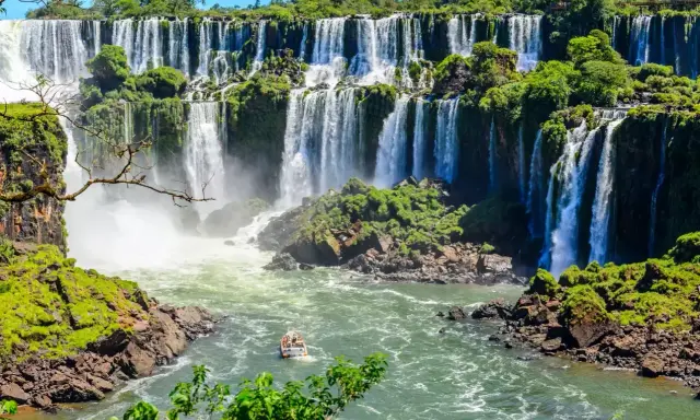 Imponerande vattenfall i Iguazú, Argentina. En båt närmar sig de brusande fallen, en del av fakta om Argentina.