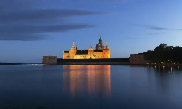 Kalmar slott lyser upp natten, en magisk syn som ger oförglömliga upplevelser i Kalmar.