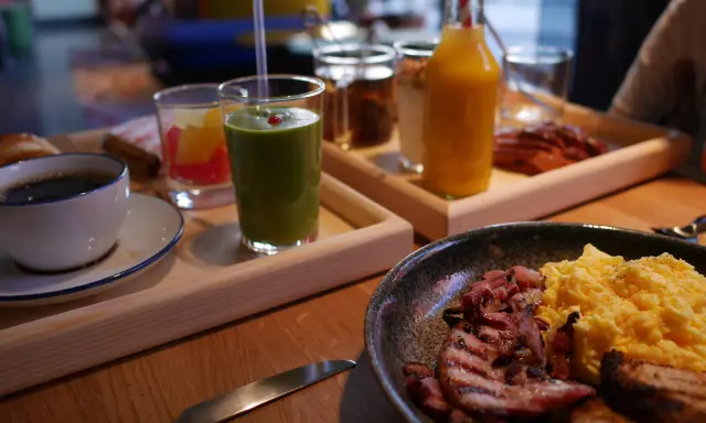 En härlig hobo hotell frukost med äggröra, bacon, kaffe och juice.
