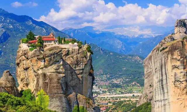 Ett kloster tronar på en klipptopp i Meteora, Grekland. En dröm för en weekend i Europa med hisnande vyer.