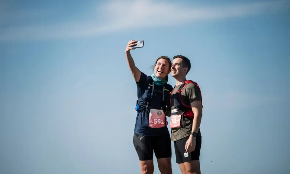 Två löpare tar en selfie efter ett lopp, en härlig icebug experience.