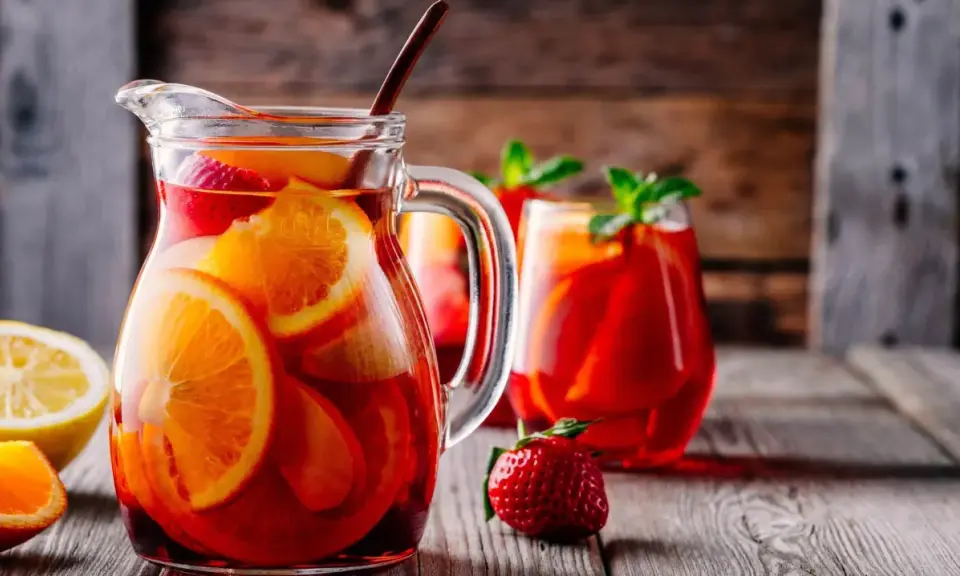 En karaff med fruktig sangria, perfekt för en varm sommardag. Detta är ett klassiskt sangria recept original.