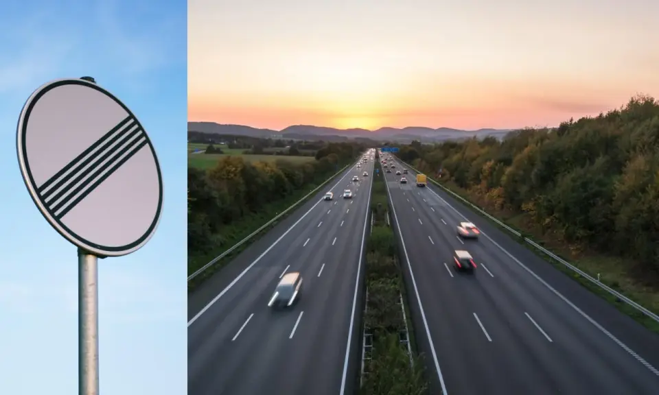 Slut på hastighetsbegränsning på en tysk autobahn skylt. Solnedgång över motorvägen med bilar som kör.