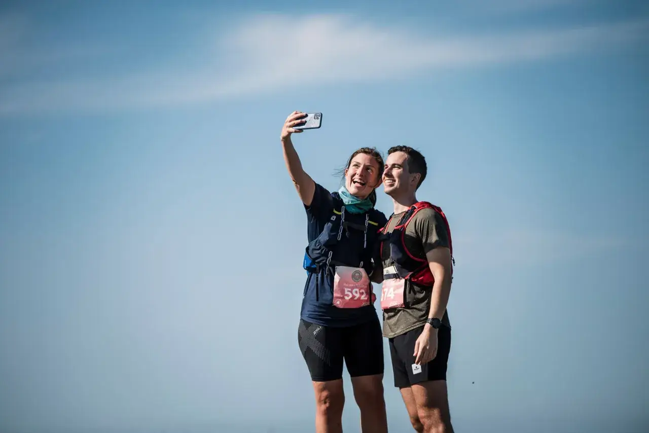 Två löpare tar en selfie efter ett lopp, en härlig icebug experience.