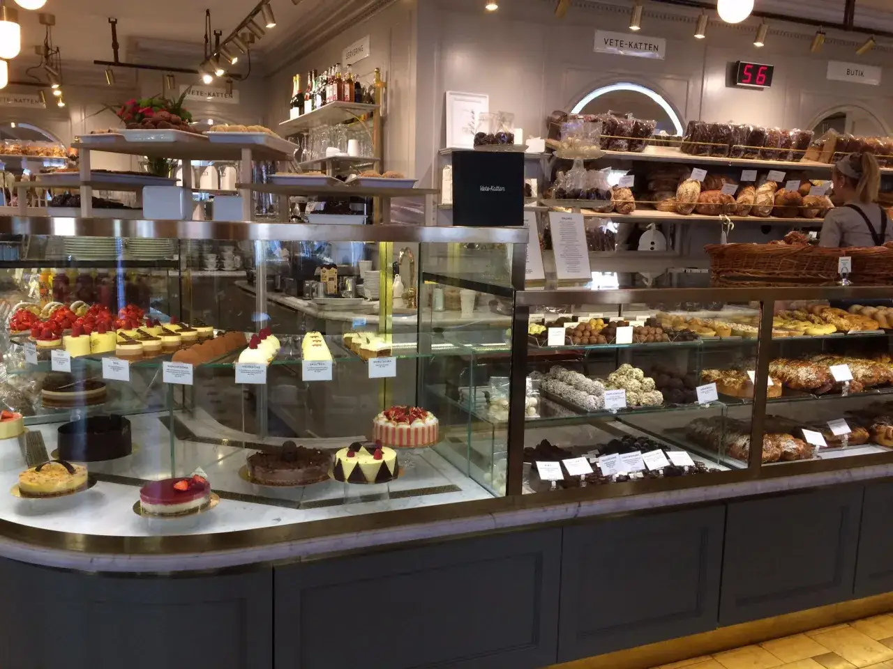 Ett konditori i Stockholm med ett stort utbud av bakverk och tårtor i en glasdisk. Perfekt för en härlig frukost eller fika.