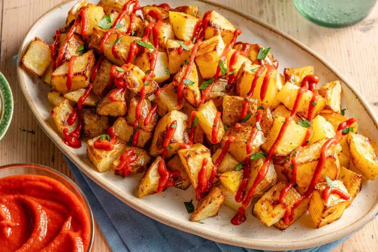 Krispiga potatisbitar med en härlig tomatsås, perfekt för ett enkelt patatas bravas recept.