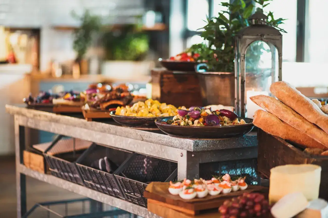 En härlig buffé med mat för en härlig at six brunch. Här finns allt från grillade revben och grönsaker till baguetter och ägghalvor med räkor.