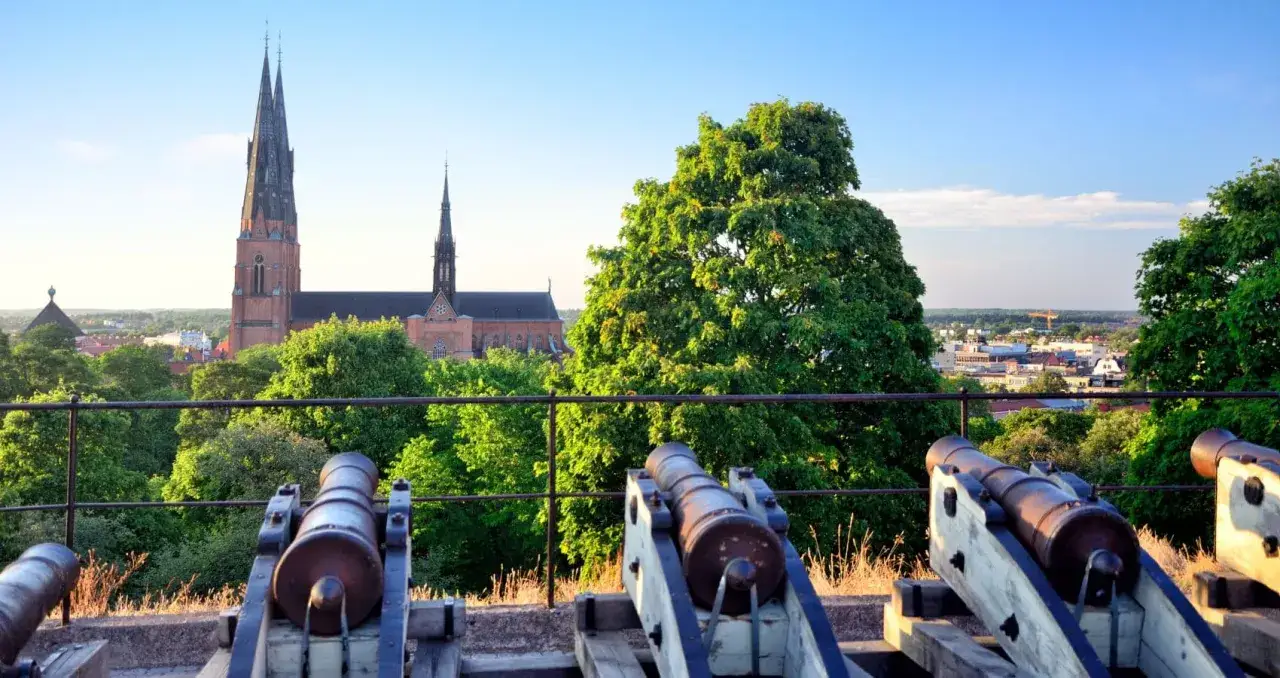 Gamla kanoner blickar ut över Uppsala stad och dess domkyrka. En vacker vy att se i Uppsala.