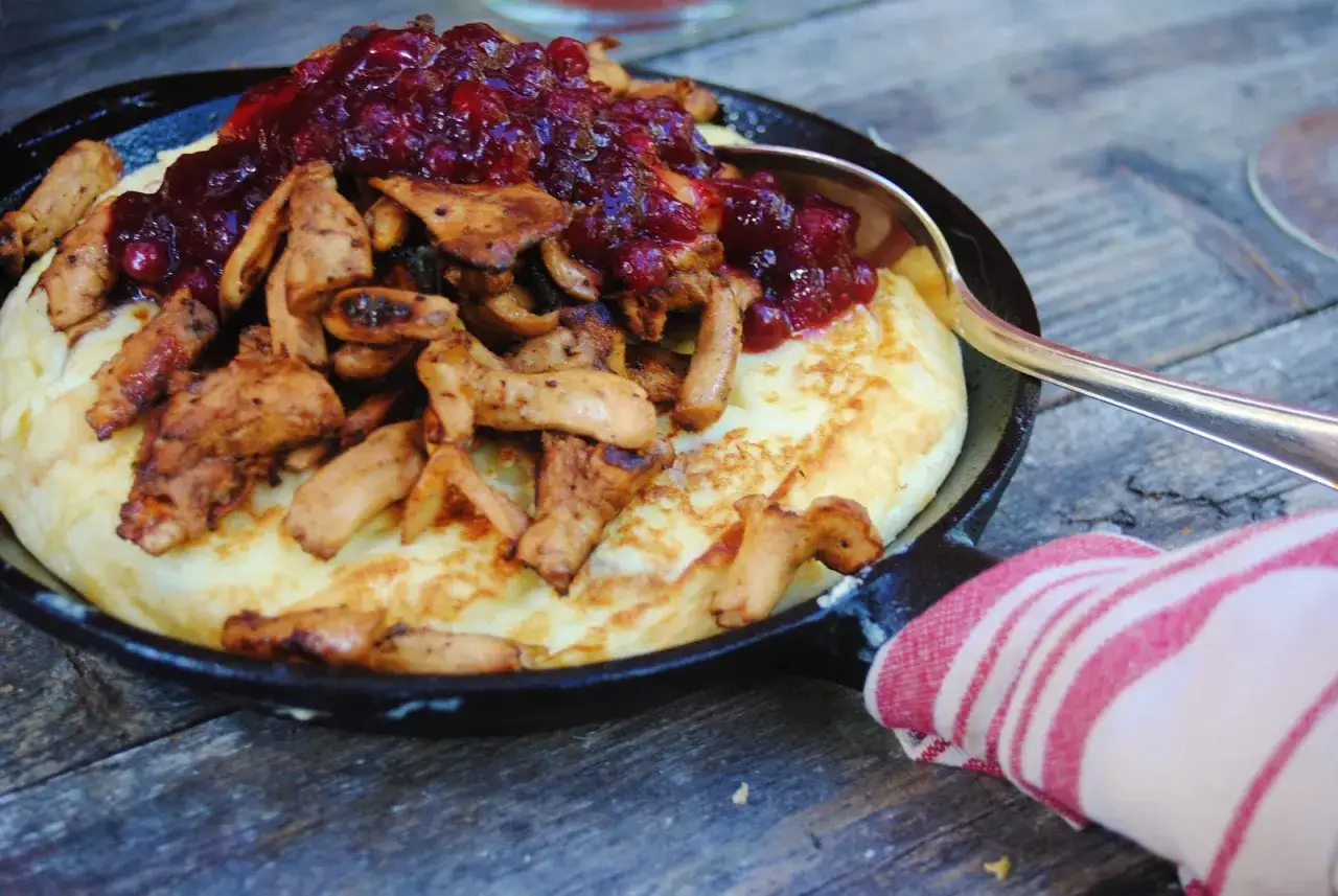 Stekt kantarell p&aring; pannkaka med lingonsylt. Ett h&auml;rligt taggsvamp recept f&ouml;r en smakrik m&aring;ltid.