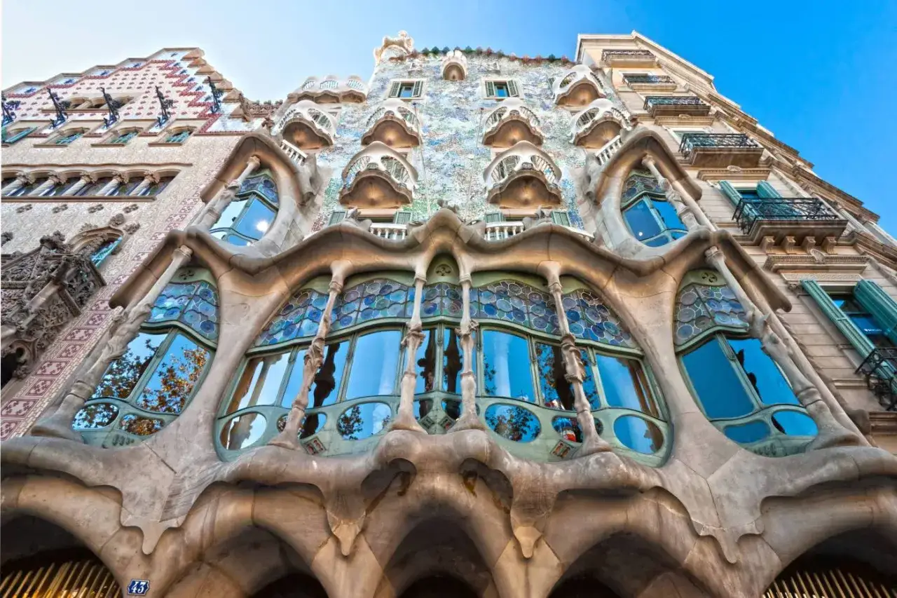Fasaden p&aring; ett Gaudi hus i Barcelona, med sina b&ouml;ljande former och f&auml;rgglada mosaikf&ouml;nster, ser ut som en dr&ouml;m.