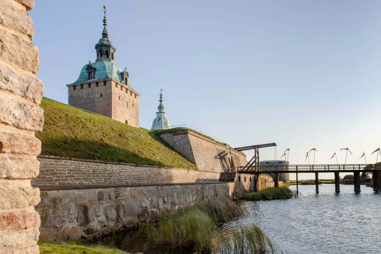 Kalmar slott med vindbrygga och vallgrav. En vacker plats för historiska upplevelser i Kalmar.