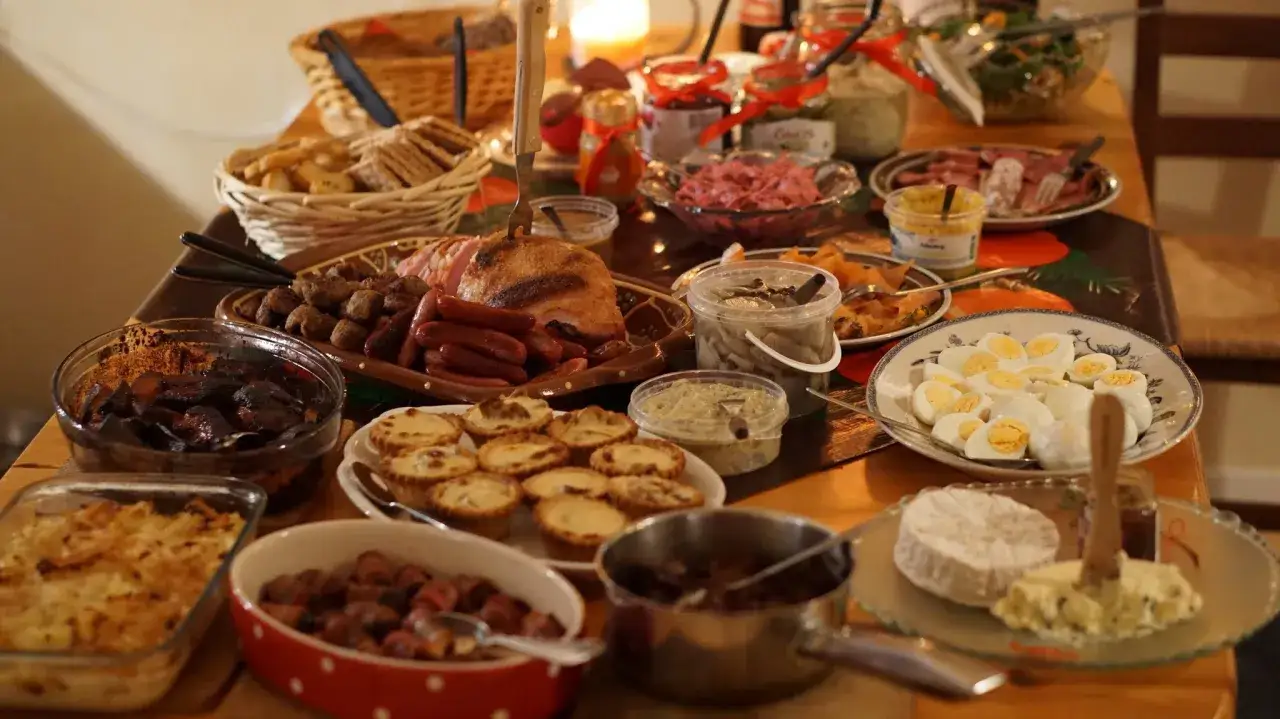 Ett dignande julbord med köttbullar, prinskorv, skinka, sill, ägg och Janssons frestelse. En härlig syn av julmat i Sverige.