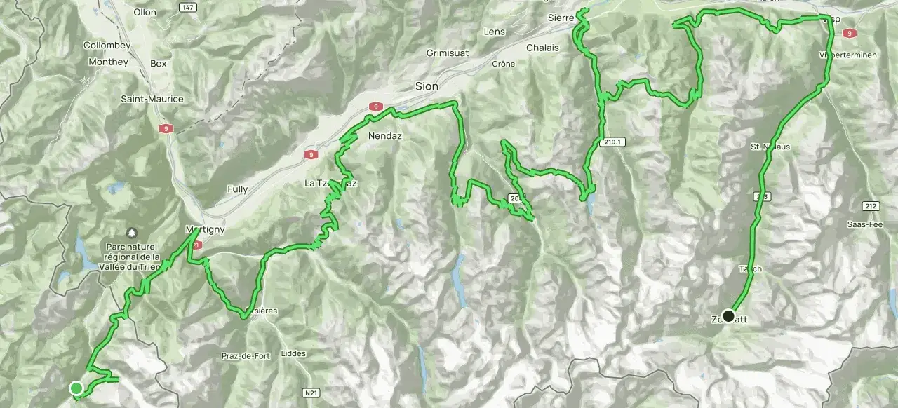 Karta över en cykelrutt i Schweiz, som visar en del av Haute Route. Rutten slingrar sig genom bergiga landskap med städer som Sion, Sierre och Saas-Fee.