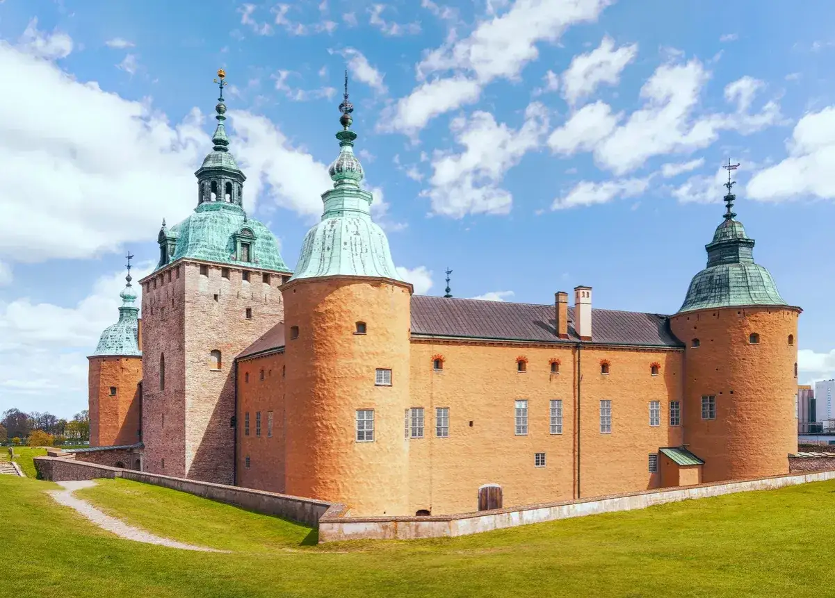 Kalmar slott, en historisk pärla, bjuder på fantastiska upplevelser. En solig dag med moln på himlen.