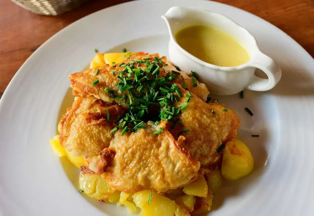 Friterad fisk med potatis och en såsskål, en klassisk rätt från norra Tyskland.