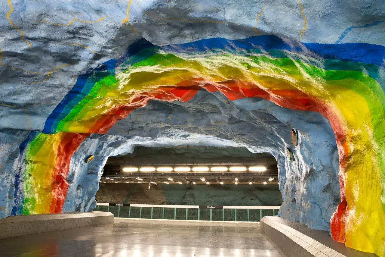 En regnbåge lyser upp tunnelbanestationen Stadion i Stockholm, en av många annorlunda utflykter i staden.